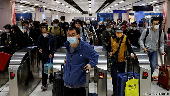 中港通关后，许多中国旅客涌入香港旅游（资料画面）