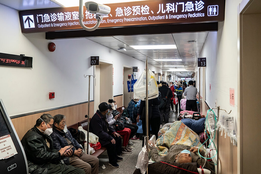 本月，上海的一家医院。最近几周，中国出现了许多医院人满为患的景象。