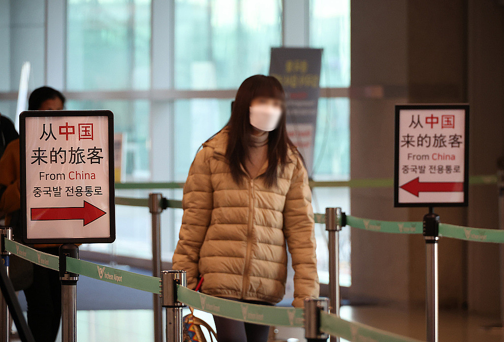 当地时间2023年1月6日，韩国仁川国际机场，韩国对来自中国的旅客设置中国入境旅客专用通道。视觉中国 图