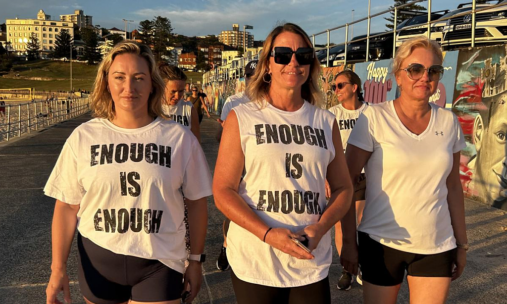 悉尼人涌向Bondi海滩，以“步行”纪念因家暴死亡的女性（组图） - 4