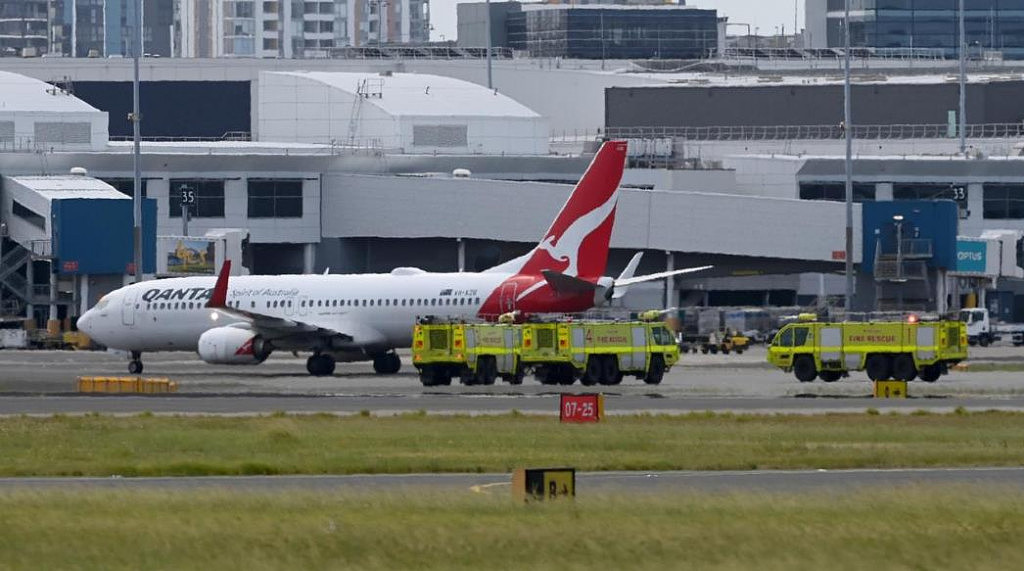 突发！澳航飞悉尼航班引擎故障，Mayday求救！已安全着陆，乘客亲述：只听到巨响，不知发生何事（视频/组图） - 8