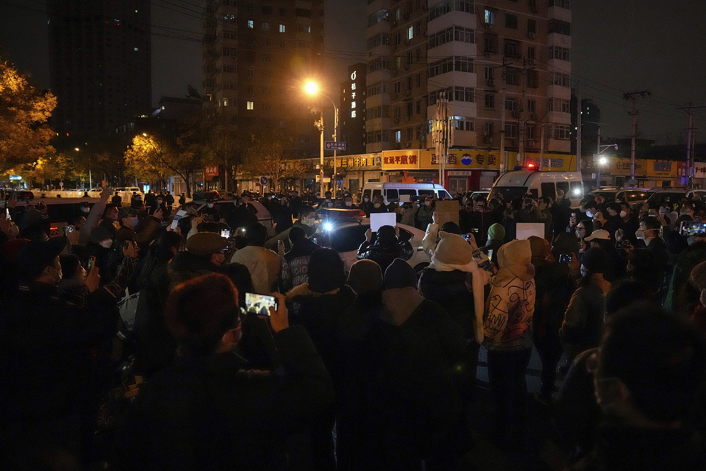 北京民众022年11月27日手举白纸在街头抗议中国政府的