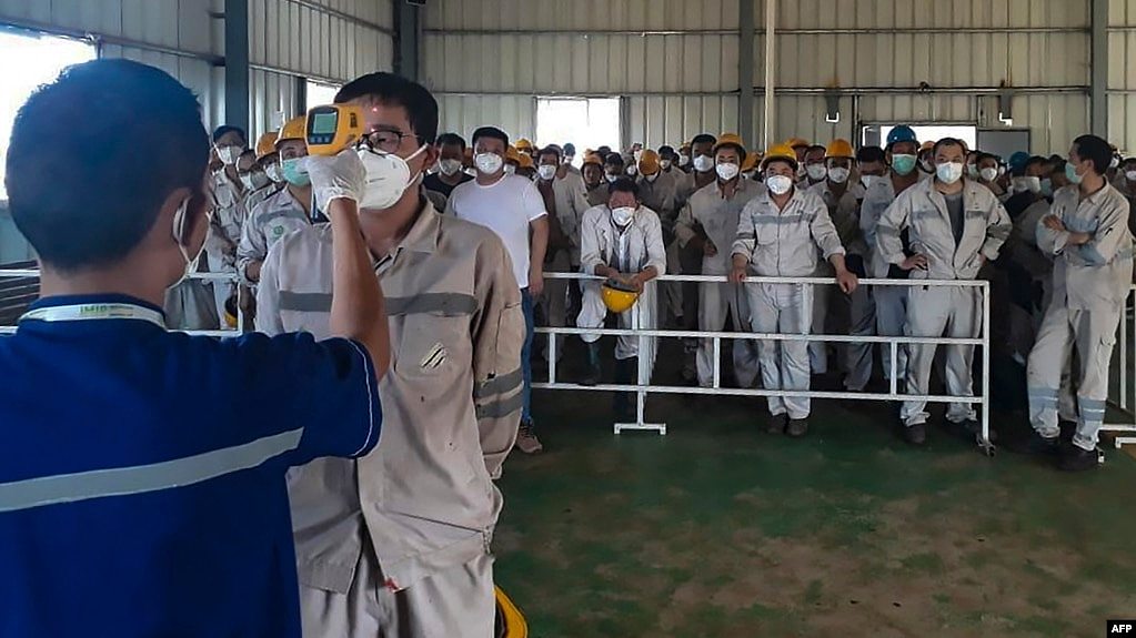 2020年1月30日位于印尼苏拉威西岛莫罗瓦利县中国拥有的镍工业冶炼厂工人接受新冠体温检查