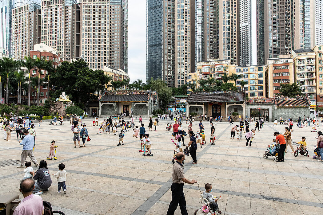 11月，中国深圳下沙村，孩子们放学后在村广场玩耍。中国政府周二宣布，中国人口已经开始负增长。