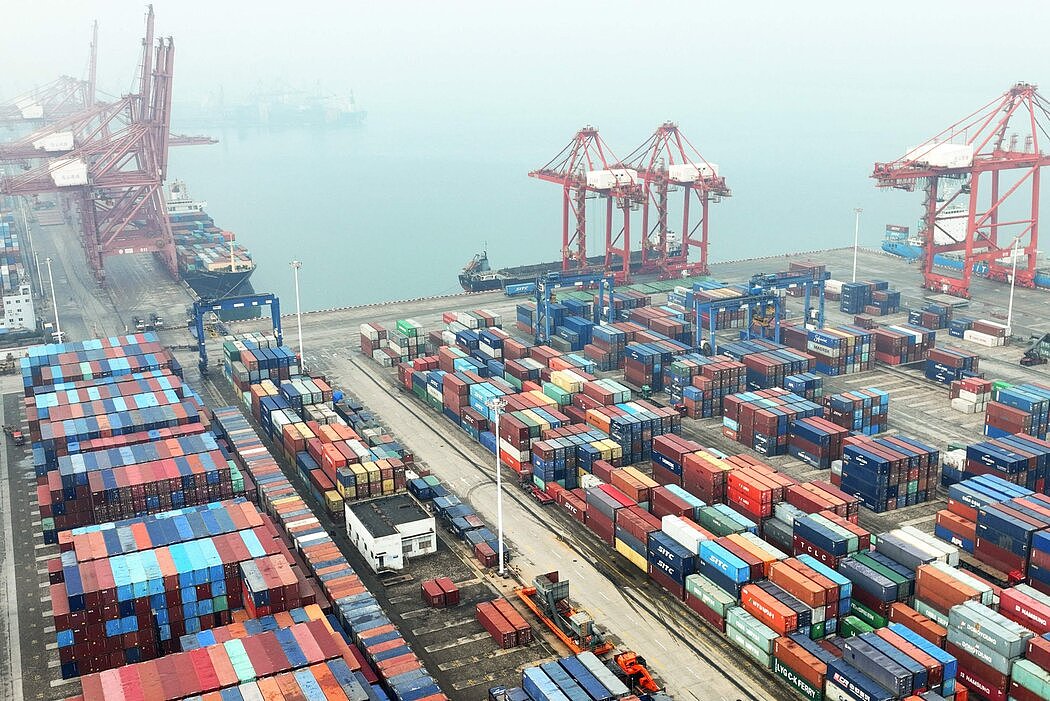 江苏连云港的港口。政府周五宣布，12月份的出口同比下降9.9%。