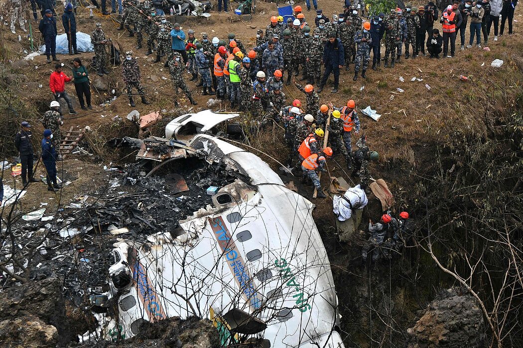 周一，救援人员正在尼泊尔博卡拉寻找前一天雪人航空公司飞机失事遇难者的遗体。机上共有72人。
