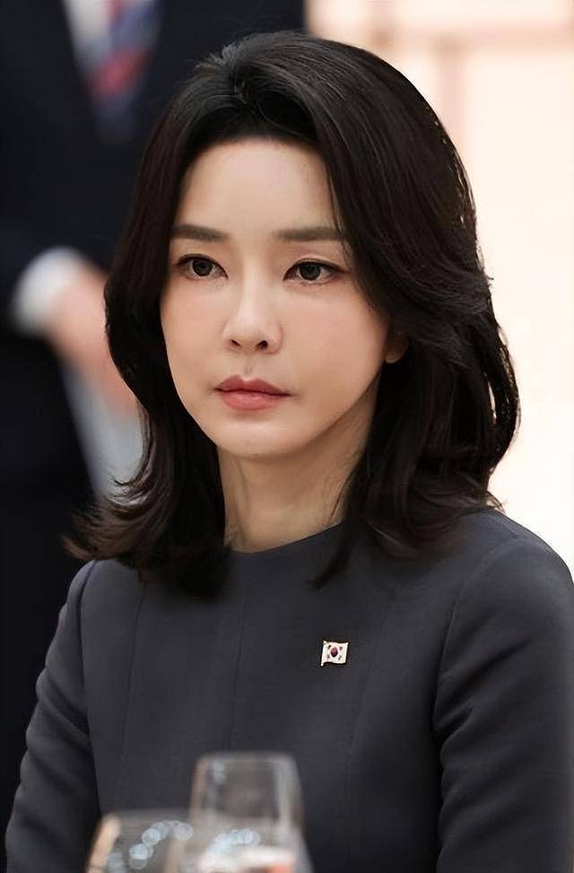 韩总统夫人穿军装被批抢风头！全身整容脸戏太多，曾为夫竞选总统贿赂记者（组图） - 2