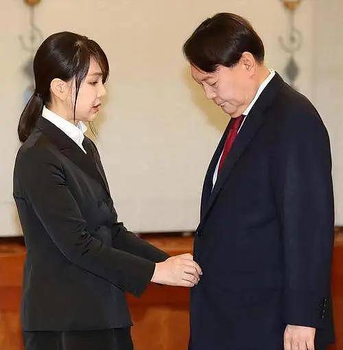 韩总统夫人穿军装被批抢风头！全身整容脸戏太多，曾为夫竞选总统贿赂记者（组图） - 17