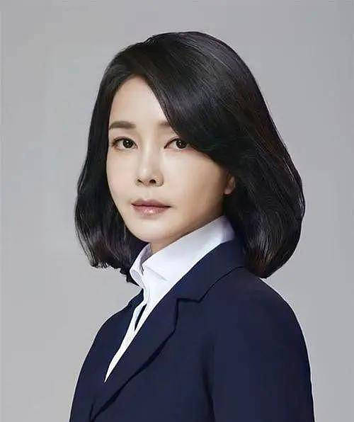 韩总统夫人穿军装被批抢风头！全身整容脸戏太多，曾为夫竞选总统贿赂记者（组图） - 18