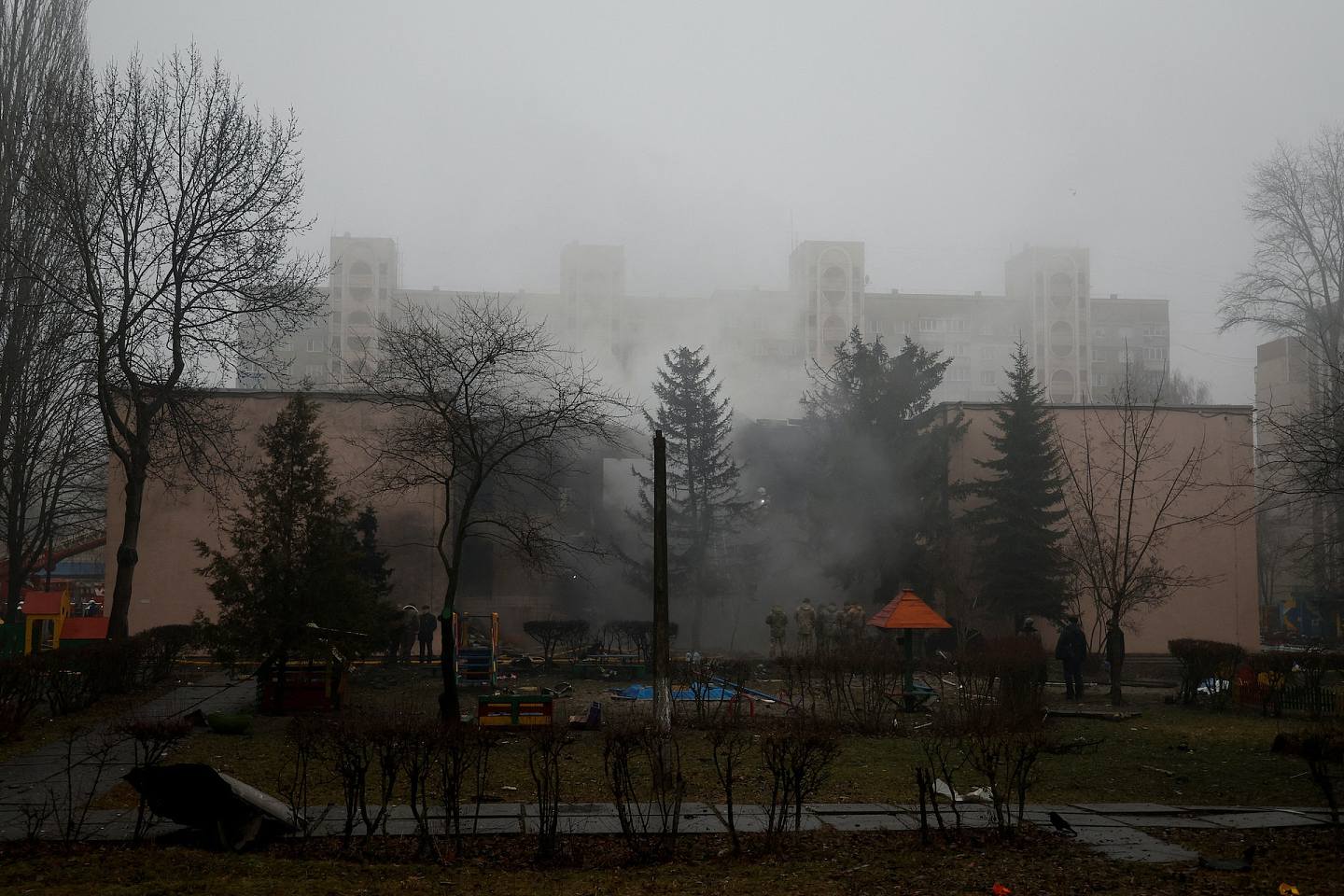 俄乌战争：2023年1月18日有一架直升机坠落在基辅市郊城镇布罗瓦雷（Brovary）建筑物后，救援人员赶往现场附近（Reuters）