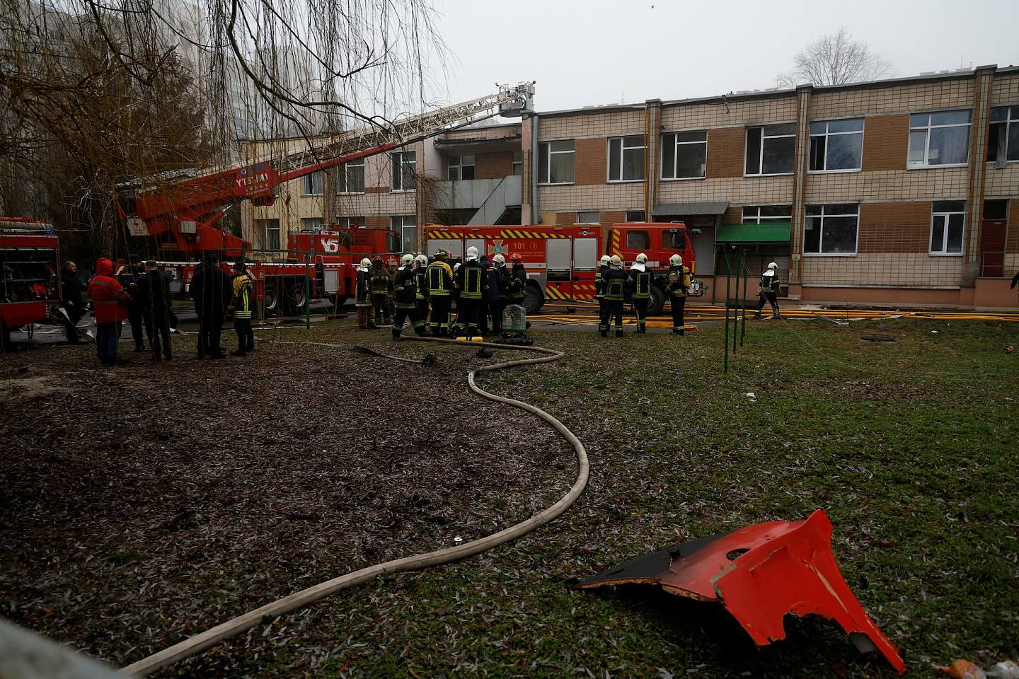 俄乌战争：2023年1月18日有一架直升机坠落在基辅市郊城镇布罗瓦雷（Brovary），据报现场在一间托儿所附近后，救援人员赶到现场附近（Reuters）