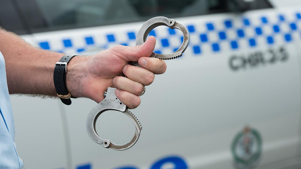 用脚踢脑袋、吐口水！悉尼警员承认“无端”袭击戴手铐少年，被无薪停职（组图） - 2