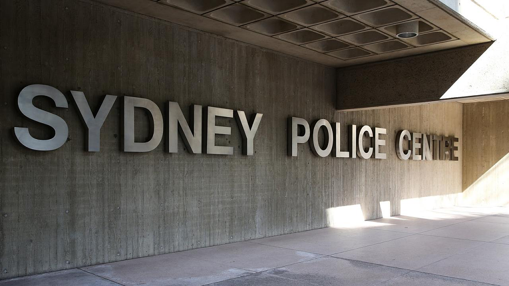 用脚踢脑袋、吐口水！悉尼警员承认“无端”袭击戴手铐少年，被无薪停职（组图） - 3