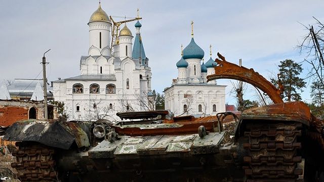 在被解放的斯维亚托希尔斯克镇东正教神庙前被摧毁的俄罗斯坦克。