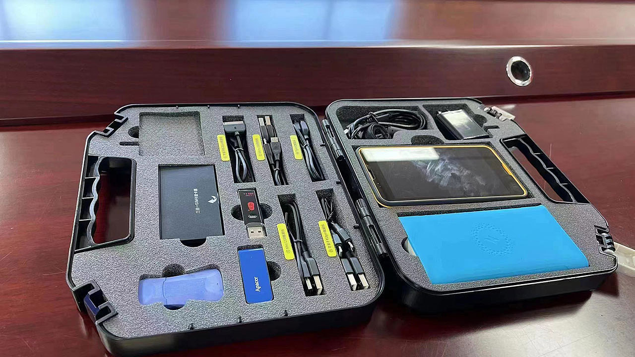 公安检查民众手机的工具箱。（志愿者提供）