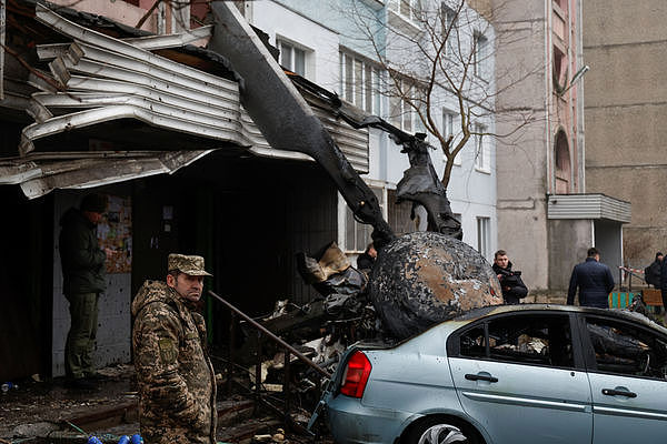 ▲▼ 乌克兰基辅地区18日发生直升机坠毁意外。 （图／路透）