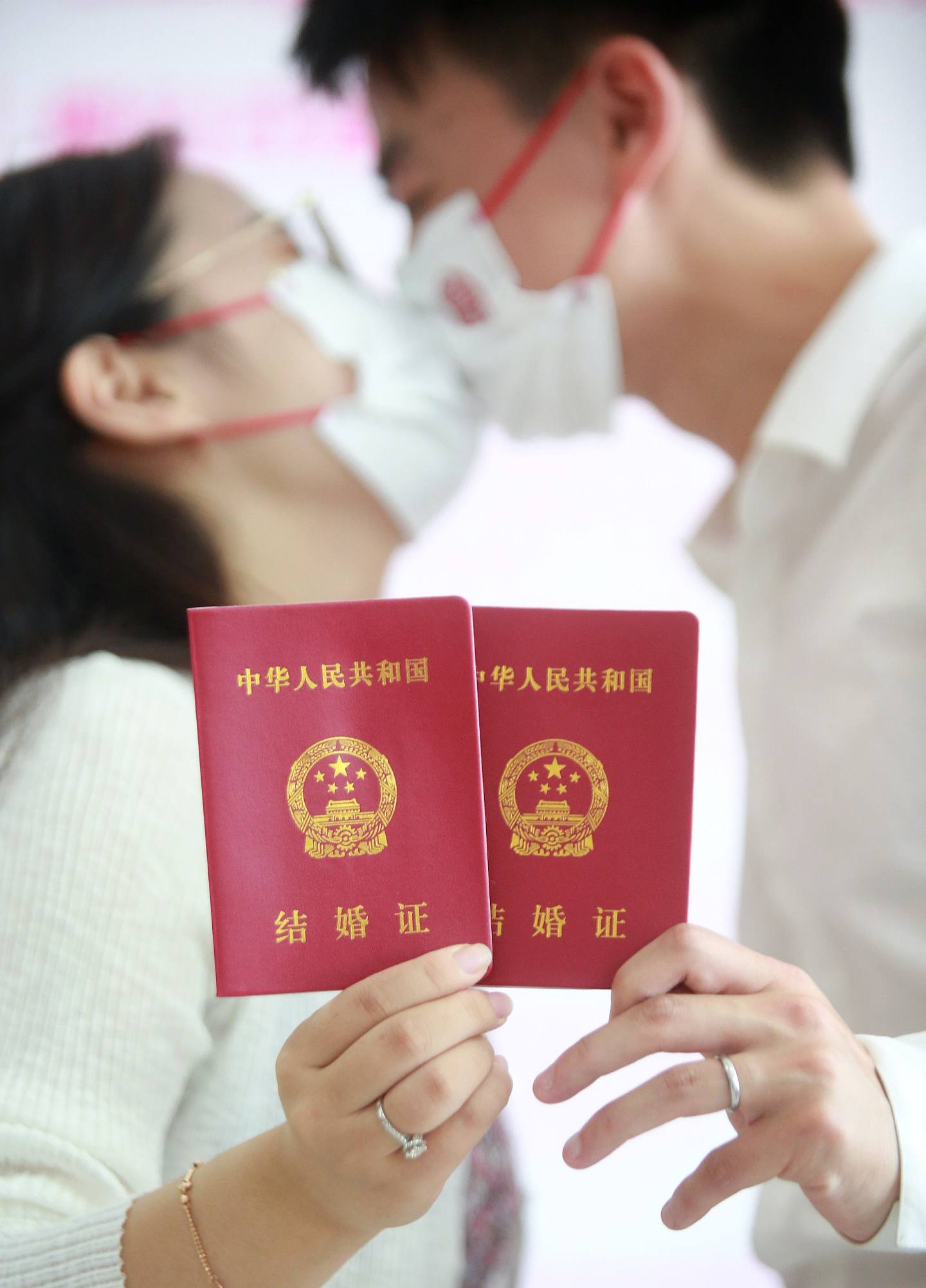 《2021中國民政統計年鑑》顯示，國內結婚率連續8年下降。（新華社）