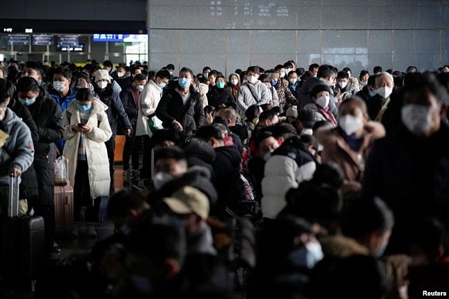 上海火车站里的春运人潮。（2023年1月16日）