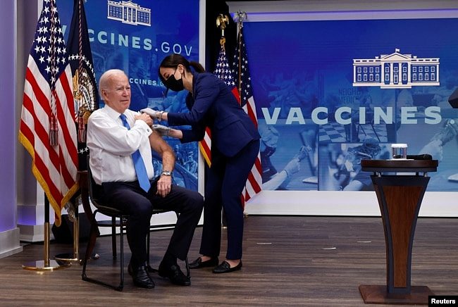 美国总统拜登在推动美国民众接种新冠疫苗加强针之际打加强针疫苗。（2022年10月25日）