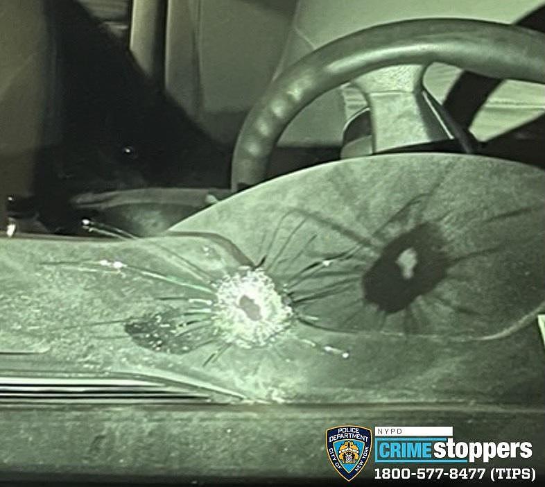 嫌犯開槍至少六次，打中了前擋風玻璃和坐在副駕駛的李保羅。市警提供