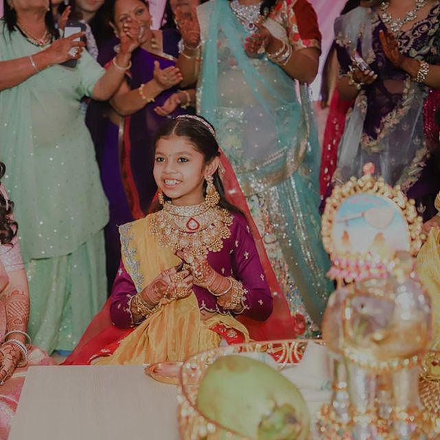 印度8岁女孩放弃继承钻石公司，去当尼姑，出家庆典持续4天很奢华（组图） - 1