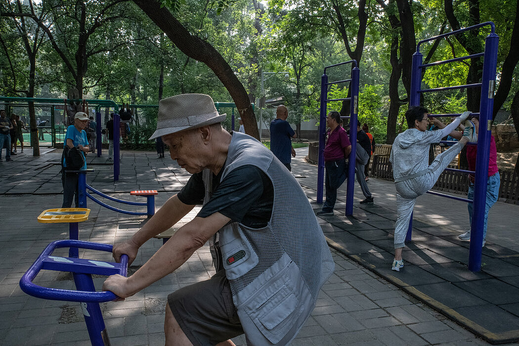 在北京一个公园里晨练的老年人，摄于2022年。