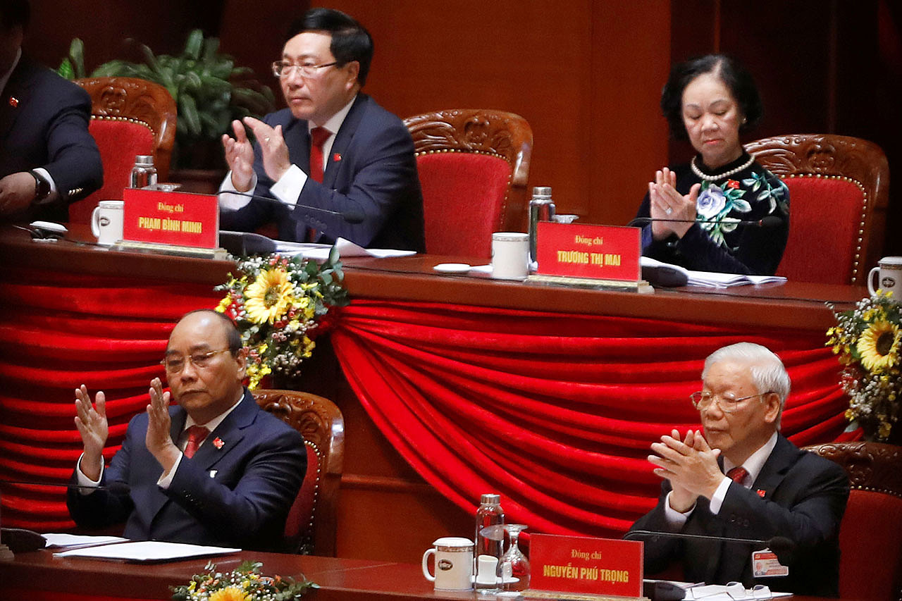 资料照：2021年2月1日，越南国家主席、越共中央总书记阮富仲（右下）和总理阮春福（左下）出席在国家会议中心举行的越南执政的共产党第十三届全国代表大会闭幕式。（路透社）