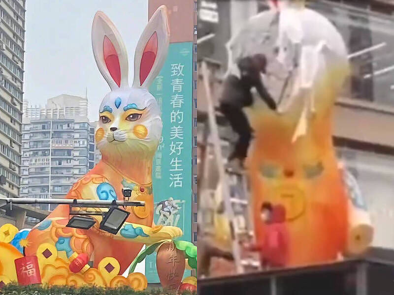 中国重庆沙坪坝三峡广场上的巨兔花灯，因为造型诡异引起许多民众批评，最后官方将其拆除。 （图翻摄自微博）