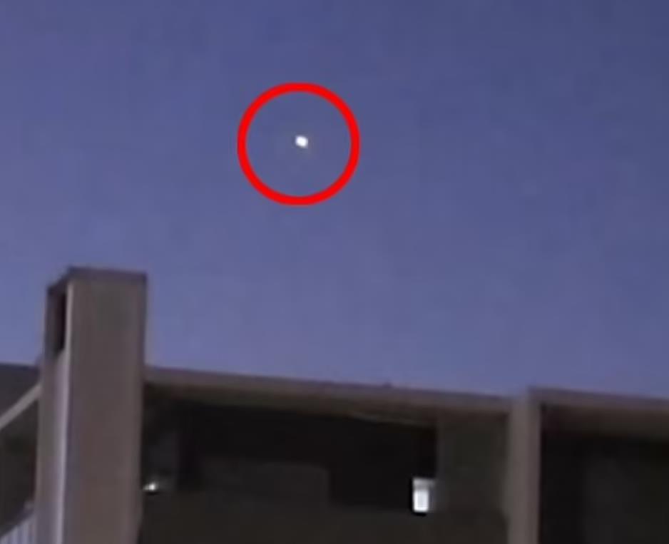 UFO？悉尼上空惊现神秘光点！视频网上疯传，目击者：看着不像飞机（视频/组图） - 2