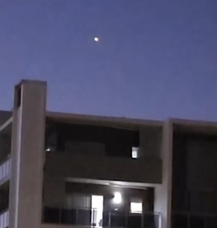 UFO？悉尼上空惊现神秘光点！视频网上疯传，目击者：看着不像飞机（视频/组图） - 3