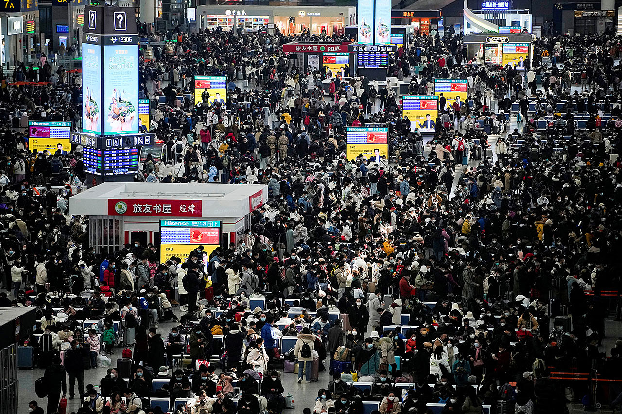 冠状病毒病 (COVID-19) 持续爆发伴随着中国农历新年前一年一度的春运高峰。图为乘客2023年1月18日在上海虹桥火车站等待登车。（路透社）