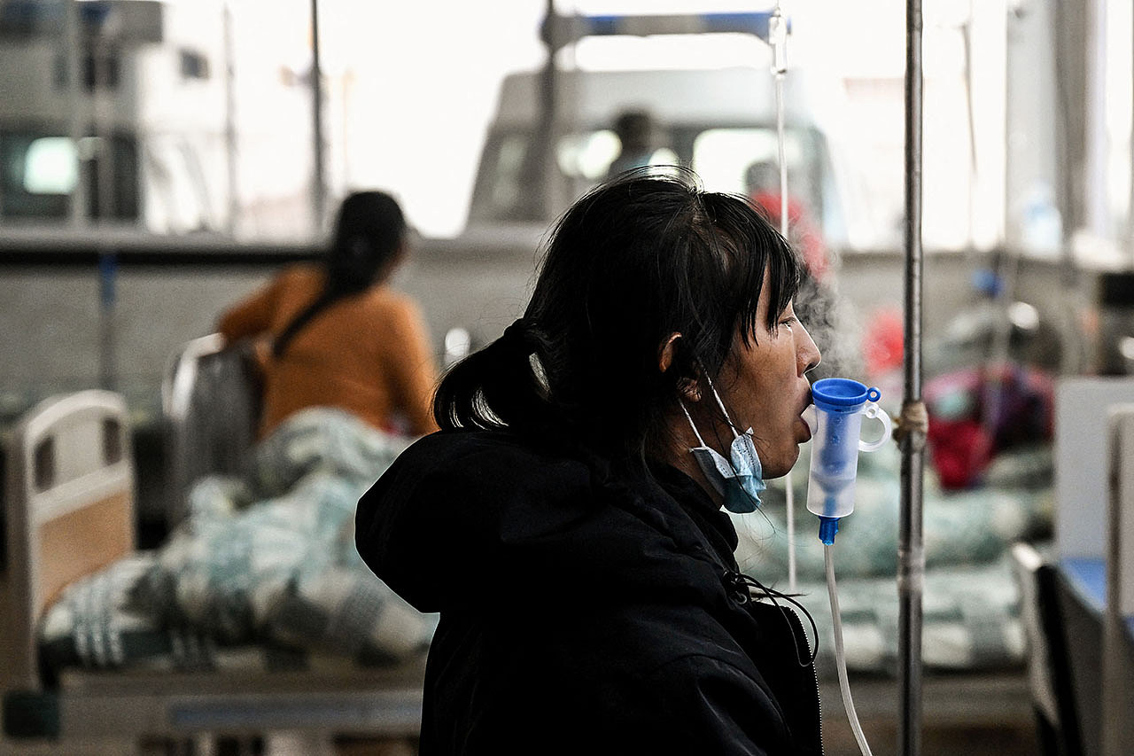 2023年1月9日，云南省西双版纳傣族自治州景洪市一家医院内的一名新冠肺炎患者。（法新社）