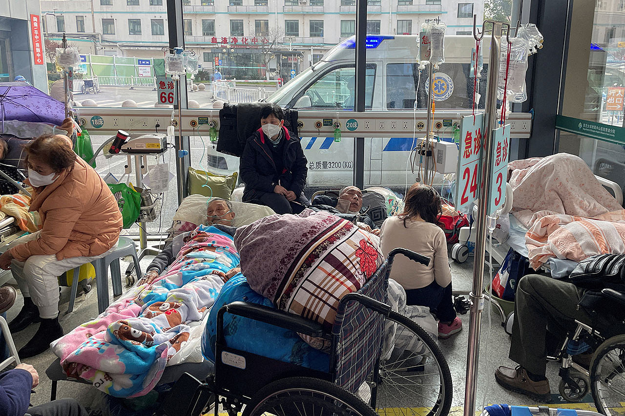 2023年1月5日，上海患者躺在医院急诊室的病床上。(路透社)