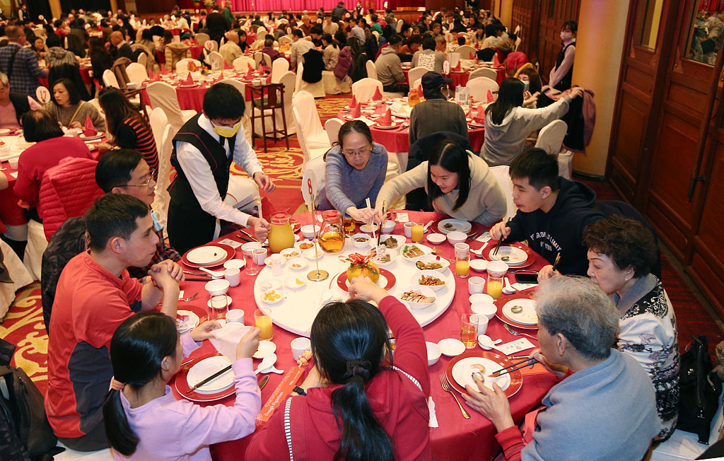 华人传统饮食习惯偏向植物性为主，但随着生活富裕，肉类与水产类料理快速增加，蔬果类摄取不足。 （图／姚志平）