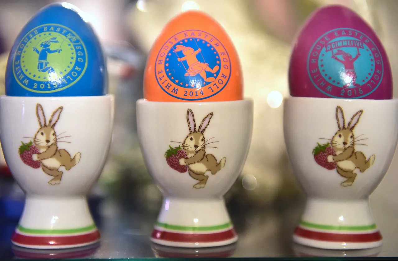 来自美国白宫复活节滚彩蛋活动的彩蛋，不仅有特制蛋架，蛋身也绘制精美兔子图案。 法新社