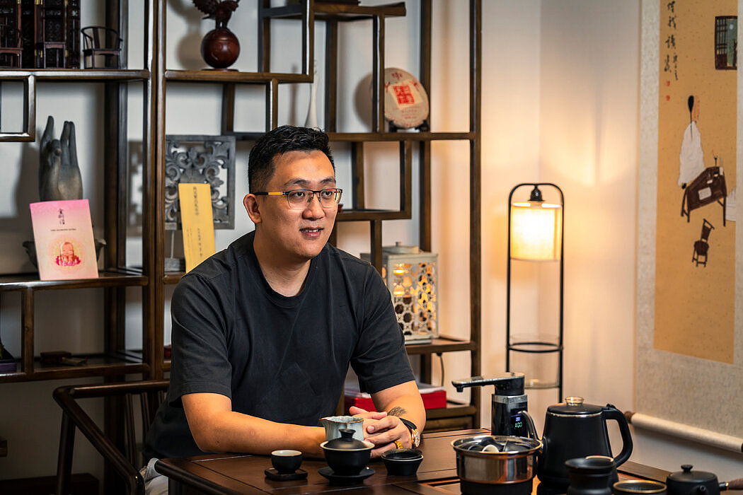 J.C.霍（音）的公司承接在新加坡注册公司、申请签证的业务。他说，上海封城期间他的电话“一直响个不停”。