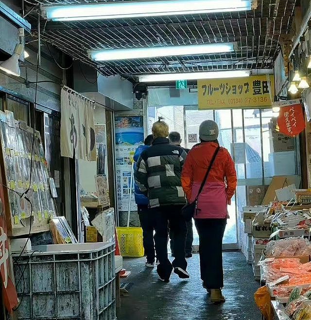 鹿晗关晓彤现身日本过年，女方穿千元上衣被嘲土，身高差引发热议（组图） - 2