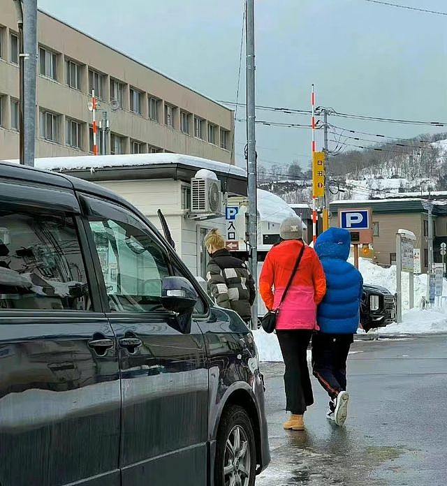 鹿晗关晓彤现身日本过年，女方穿千元上衣被嘲土，身高差引发热议（组图） - 3