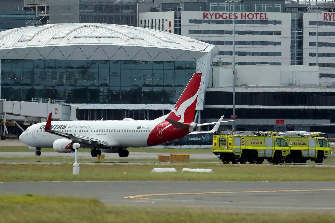 澳航18日航班编号QF144的班机（图），从纽西兰奥克兰飞到雪梨机场的途中其中一具引擎故障，一度发出求救讯号，所幸最后平安降落雪梨。 美联社