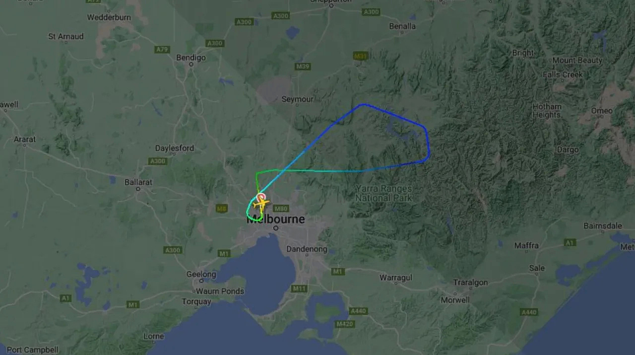 澳航QF430飞离墨尔本之后，再绕了一大圈返回。 翻摄航班追踪平台Flightradar24