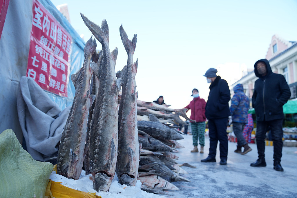抚远市东极鱼市拍摄的待售鲟鱼。 新华社