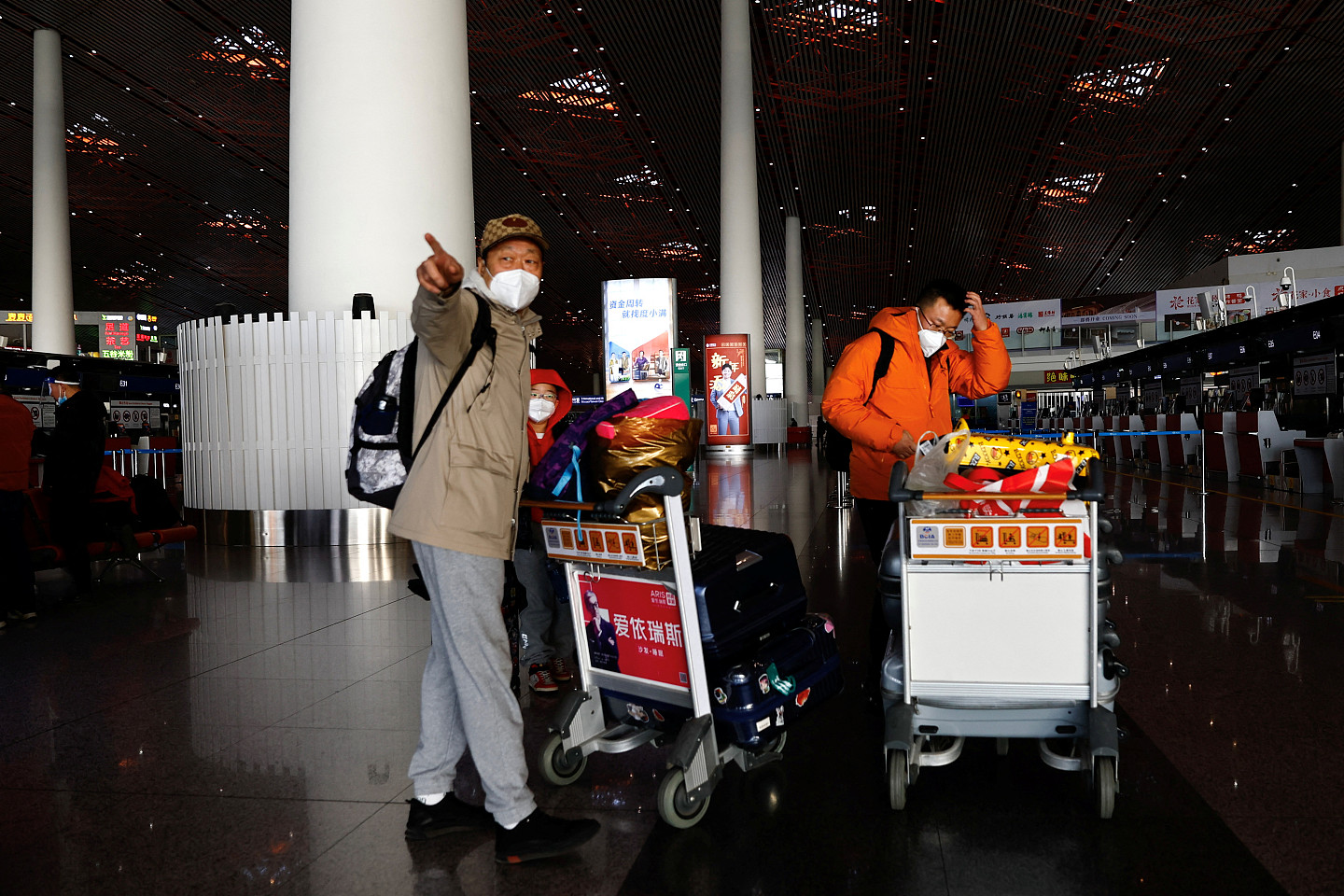 在北京机场，两名戴着口罩的人
