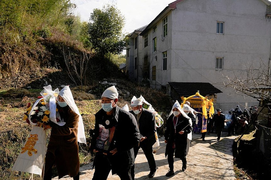 人们在参加中国东部一个村庄的葬礼。