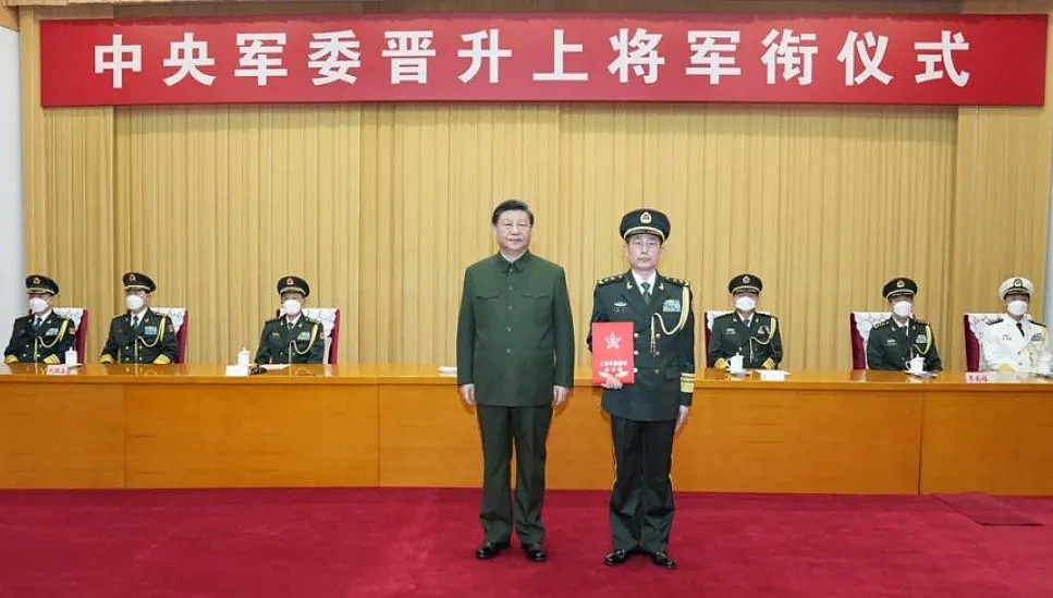 中国国家主席习近平（左）为新任中部战区司令黄铭（右）颁授上将军衔。 翻摄解放军网