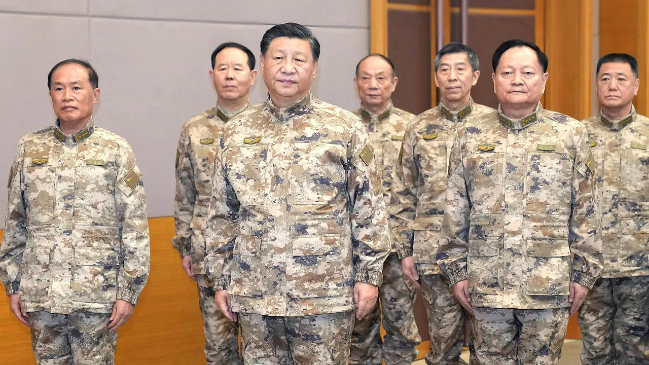 中国国家主席习近平（左三）与最新军委会成员。 资料照片