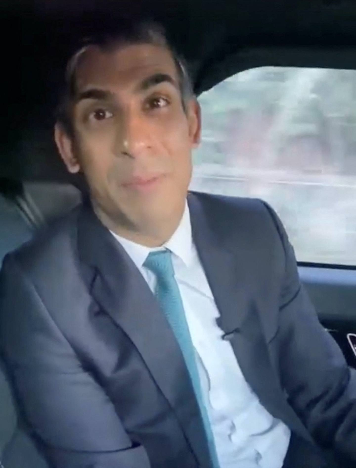 辛伟诚在车内拍片宣传政策，但他没扣安全带却成为焦点。 （Rishi Sunak via Instagram/via REUTERS）