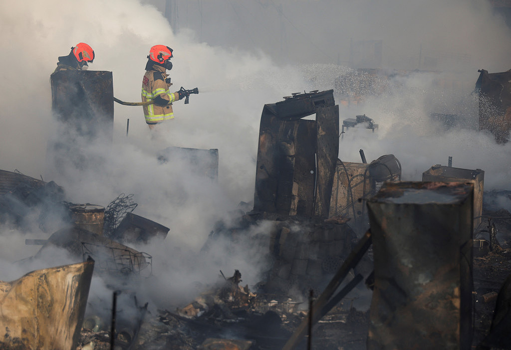 至少290名消防员及警员投入救火。路透社