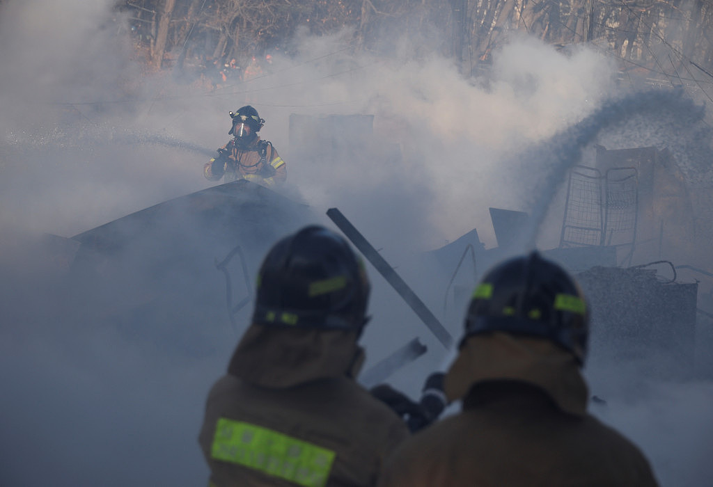 近300名消防员及警员投入救火。路透社