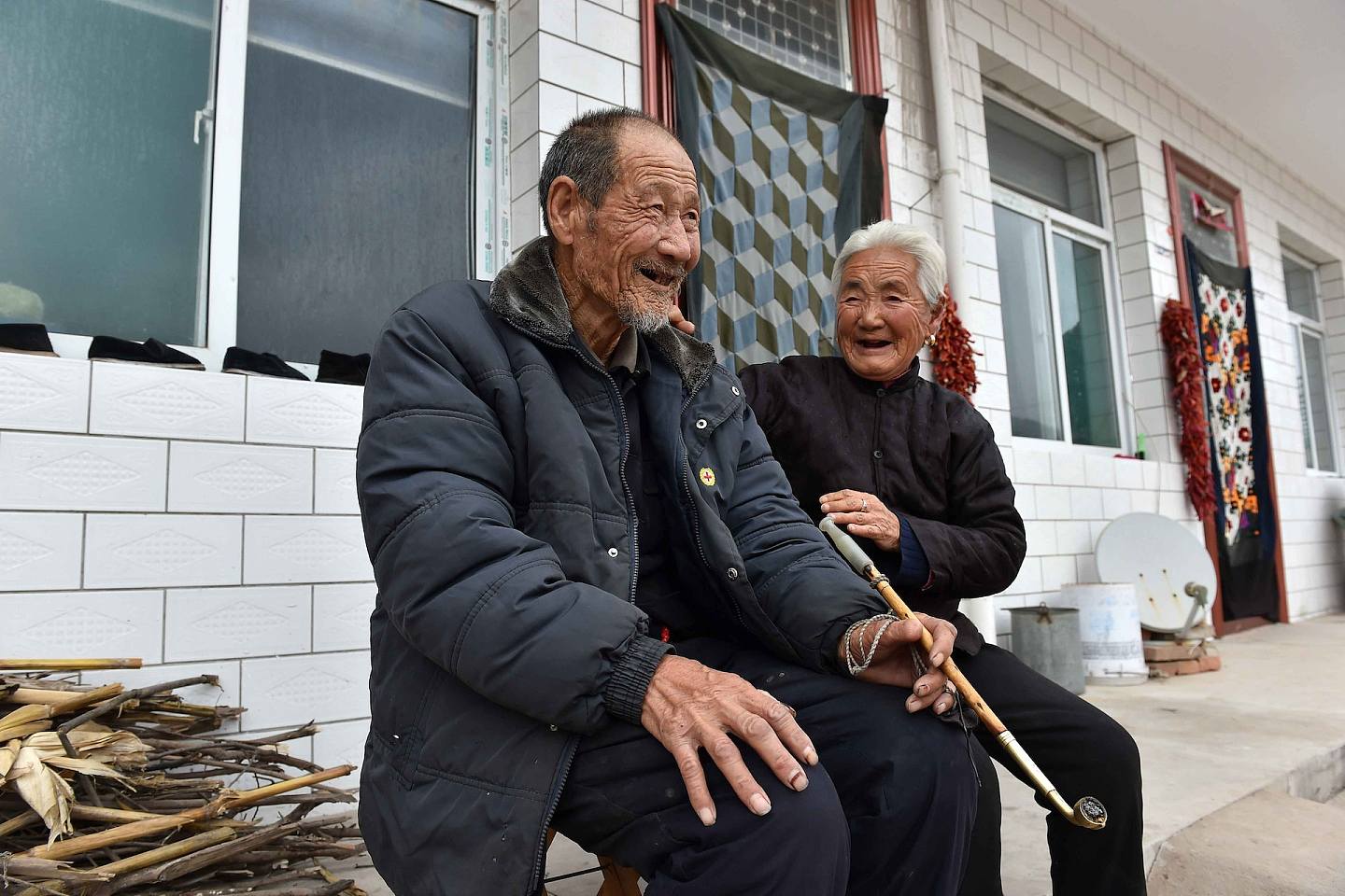 2015年11月17日，在山西省吉縣車城村「老年灶」日間照料中心，兩位老人在聊天。（新華社）