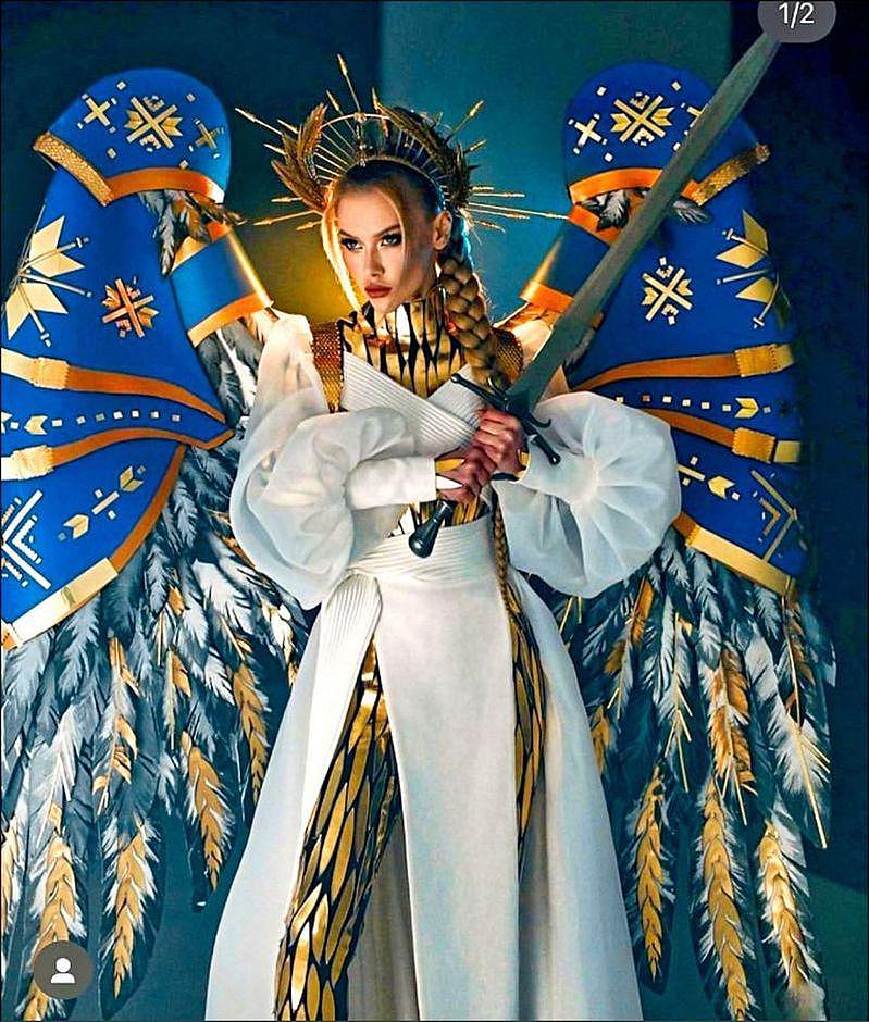 乌克兰小姐阿帕纳申科以「光之战士」服装成为全场焦点，乌克兰国旗配色打造的黄蓝铠甲...
